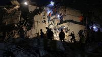 Tim penyelamat berpacu dengan waktu, bekerja tanpa henti di antara puing-puing bangunan pasca-gempa di Venezuela.