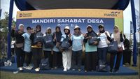 Perwakilan Bank Mandiri bersama masyarakat desa dalam program Mandiri Sahabat Desa yang mendorong akselerasi dan keberlanjutan.