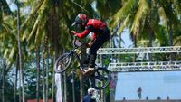 Aksi pebalap di sirkuit BMX berstandar internasional Banyuwangi yang sukses memikat 331 rider dari berbagai negara untuk gelaran Supercross 2026.