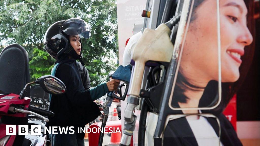 Sejumlah pengendara mengisi bahan bakar di salah satu SPBU Pertamina. Kenaikan harga Pertamax memicu kekhawatiran beban baru bagi kelas menengah.