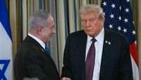 Presiden Donald Trump (kanan) dan Perdana Menteri Benjamin Netanyahu (kiri) dalam pertemuan bilateral. Hubungan kedua pemimpin yang seringkali tampak solid kini diwarnai friksi terbuka.