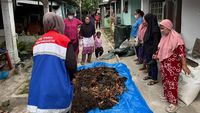 Warga pesisir sedang memanen ikan nila dari kolam bioflok yang didukung panel surya, menunjukkan transisi ke ekonomi berkelanjutan.