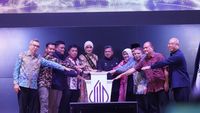 Perwakilan BPJPH menerima penghargaan MURI sebagai pengakuan atas rekor sosialisasi Wajib Halal di 2.183 titik di seluruh Indonesia.