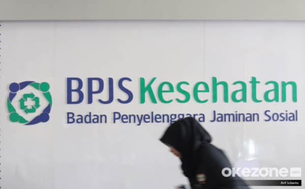 Ilustrasi: Kartu BPJS Kesehatan menjadi jaring pengaman vital bagi pekerja yang mengalami PHK, memastikan perlindungan kesehatan tetap berjalan.