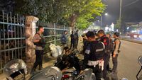Ilustrasi: Petugas Brimob saat melakukan patroli di area rawan tawuran, sebagai upaya pencegahan tindak kriminalitas.