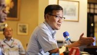 Budiman Sudjatmiko, tokoh yang terlibat dalam insiden diskusi di UGM, saat menyampaikan laporan kepada pihak berwenang.