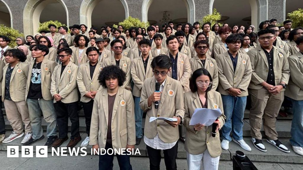 Mahasiswa Universitas Gadjah Mada (UGM) beraksi saat menggeruduk sebuah acara yang dihadiri pejabat pemerintah, menyuarakan puncak kekecewaan dan ketidakpercayaan terhadap rezim di Yogyakarta pada 15 Juni 2020.