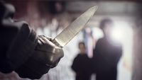 Polisi mengamankan lokasi kejadian setelah insiden penusukan fatal yang menewaskan seorang warga di Kemayoran, Jakarta Pusat.