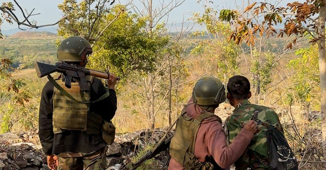 Pejuang anti-junta Myanmar menunjukkan tekadnya di garis depan, menghadapi keterbatasan persenjataan dan logistik dalam konflik yang tak kunjung usai.