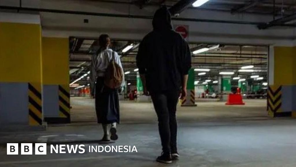 Tampilan visual aplikasi ponsel yang melacak lokasi penguntit, simbol inovasi teknologi dalam upaya perlindungan korban kejahatan.