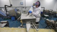 Kesibukan di salah satu lini produksi keju parut di fasilitas industri modern Bridge Cheese, mencerminkan efisiensi dan higienitas dalam memenuhi permintaan pasar global.
