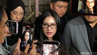 Davina Karamoy keluar dari gedung Polda Metro Jaya setelah menjalani pemeriksaan intensif terkait kasus penipuan umrah Hanania Travel.