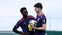 Gareth Southgate (kiri), manajer Timnas Inggris, mengawasi sesi latihan. Keputusan mengenai libur ekstra pemain diambil dengan pertimbangan kebugaran fisik dan mental jelang kamp persiapan Piala Dunia 2026 di Amerika Serikat.