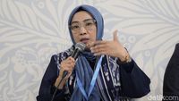 Kendaraan tengah mengisi bahan bakar. Uji coba bioetanol E20 bertujuan mencari alternatif energi yang lebih ramah lingkungan dan berkelanjutan.