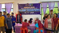 Klinik Apung Ditpolairud Polda Riau saat memberikan layanan kesehatan dan bantuan sosial kepada masyarakat pesisir di Rupat Utara, Pulau Rupat.