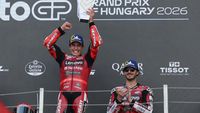 Marc Marquez merayakan kemenangannya yang ke-100 di Grand Prix, menandai momen bersejarah dalam karirnya di MotoGP Hungaria 2026.
