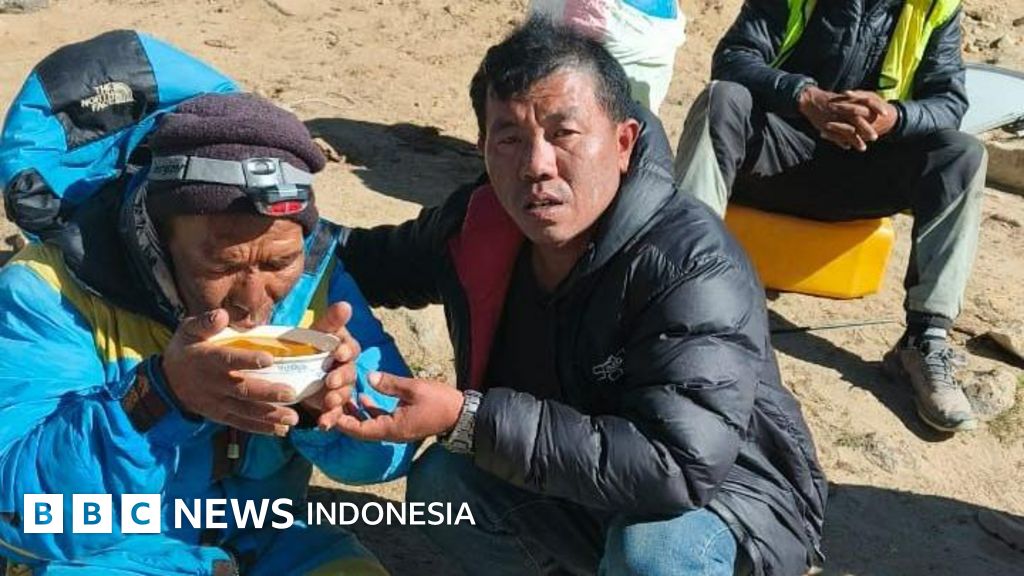 Seorang pemandu gunung asal Nepal berhasil selamat setelah terjebak di Everest selama enam hari, sebuah kisah luar biasa tentang ketahanan manusia di ketinggian ekstrem.