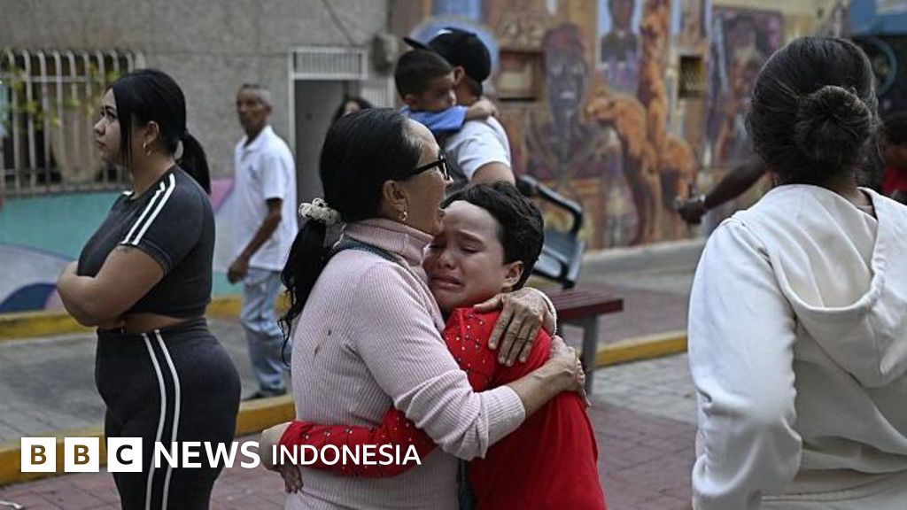 Seorang perempuan mencari keluarganya di tengah reruntuhan pasca gempa bumi kuat yang mengguncang Venezuela.