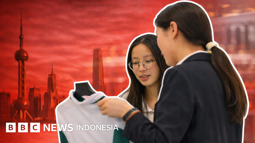 Seorang perempuan muda di China berpose dengan pakaian bergaya longgar, mencerminkan tren peningkatan pembelian pakaian pria karena alasan kenyamanan dan kualitas.
