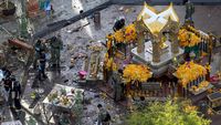 Petugas keamanan Thailand berjaga di dekat Kuil Erawan, Bangkok, lokasi pengeboman dahsyat tahun 2015 yang menewaskan 20 orang.