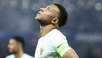 Ousmane Dembele memberikan dukungan moral kepada Kylian Mbappe yang tengah dihujani kritik tajam. Keduanya terlihat kompak dalam sesi latihan timnas Prancis.