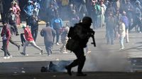 Ribuan demonstran membanjiri jalan-jalan di La Paz, Bolivia, menuntut pengunduran diri Presiden Rodrigo Paz di tengah krisis politik yang mendalam.