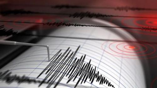 Warga di Poso berhamburan keluar rumah dan mencari tempat terbuka usai merasakan guncangan gempa bumi berkekuatan Magnitudo 6,7 yang melanda wilayah Sulawesi Tengah.