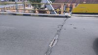 Petugas BMKG melakukan pemantauan kondisi tanah dan infrastruktur di Palu pascagempa bumi.