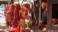 Pedagang menunjukkan daging sapi di pasar tradisional, mencerminkan gejolak harga protein hewani global yang diproyeksikan FAO akan tetap tinggi hingga 2026.