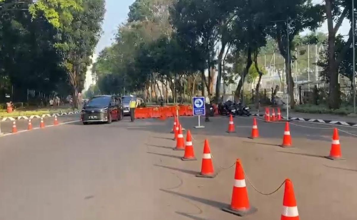 Petugas keamanan bersiaga di salah satu pintu masuk kawasan Gelora Bung Karno (GBK) menjelang eksekusi Hotel Sultan.