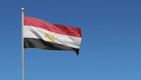 Bendera Mesir berkibar di Kairo, simbol peran historis negara itu dalam diplomasi regional dan upaya mediasi konflik Timur Tengah.
