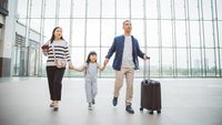 Seorang wisatawan Indonesia sedang menikmati liburan di luar negeri. Tren perjalanan outbound Wisatawan Nasional (Wisnas) mengalami penurunan drastis berdasarkan data terbaru BPS.