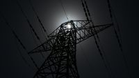 Petugas PLN melakukan pengecekan jaringan listrik untuk memastikan pasokan kembali normal di salah satu area Depok yang terdampak pemadaman.