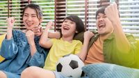 Ilustrasi penggemar sepak bola merayakan euforia Piala Dunia 2026 dengan berbagai interaksi digital dan dukungan tim favorit mereka.