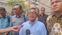 Islah Bahrawi, pengamat politik, saat memberikan keterangan kepada media usai menjalani pemeriksaan di Polda Metro Jaya terkait tuduhan penghasutan untuk menggulingkan Presiden.