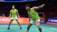 Ganda campuran Indonesia, Jafar Hidayatullah dan Felisha Alberta Nathaniel Pasaribu, saat beraksi di lapangan bulutangkis.
