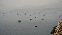 jalur-minyak-dunia-jadi-sorotan-deretan-kapal-padati-selat-hormuz-1781172015815_169