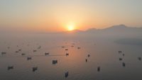 Kapal tanker melintas di Selat Hormuz, jalur pelayaran krusial yang kerap menjadi titik fokus ketegangan geopolitik antara Iran dan kekuatan dunia.