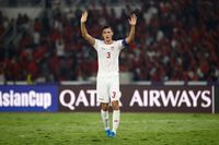 Jay Idzes saat membela Timnas Indonesia dalam sebuah pertandingan internasional. Absennya ia di laga kontra Oman akibat cedera menjadi tantangan tersendiri bagi Skuad Garuda.