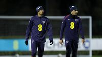 Jude Bellingham (kiri) dalam aksi untuk Timnas Inggris, sementara Morgan Rogers (kanan) bersinar bersama Aston Villa. Alan Shearer membandingkan keduanya dalam debat starter Inggris.