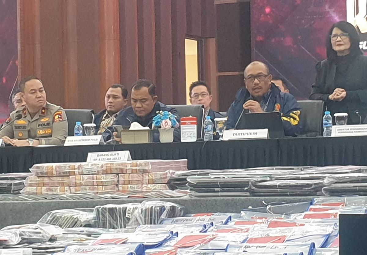 Petugas kepolisian Polda Metro Jaya menggerebek lokasi perjudian yang menyamarkan kegiatannya sebagai arena permainan keluarga di Jakarta.