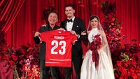 Mochamad Iriawan menerima jersey Timnas Indonesia dari Justin Hubner dan Jennifer Coppen dalam acara pernikahan mereka.