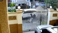 Petugas kepolisian melakukan olah TKP di kawasan Pantai Indah Kapuk (PIK) setelah insiden percobaan penculikan lansia GH (70).
