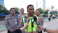 Petugas kepolisian melakukan pengaturan lalu lintas di jalan raya. (Ilustrasi)