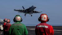 Kapal perang di Selat Hormuz, simbol ketegangan maritim yang terus bergejolak antara Amerika Serikat dan Iran di kawasan Teluk.