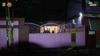 Ilustrasi penegakan hukum: Polisi melakukan penyelidikan di lokasi kejadian untuk mengungkap misteri pembunuhan.