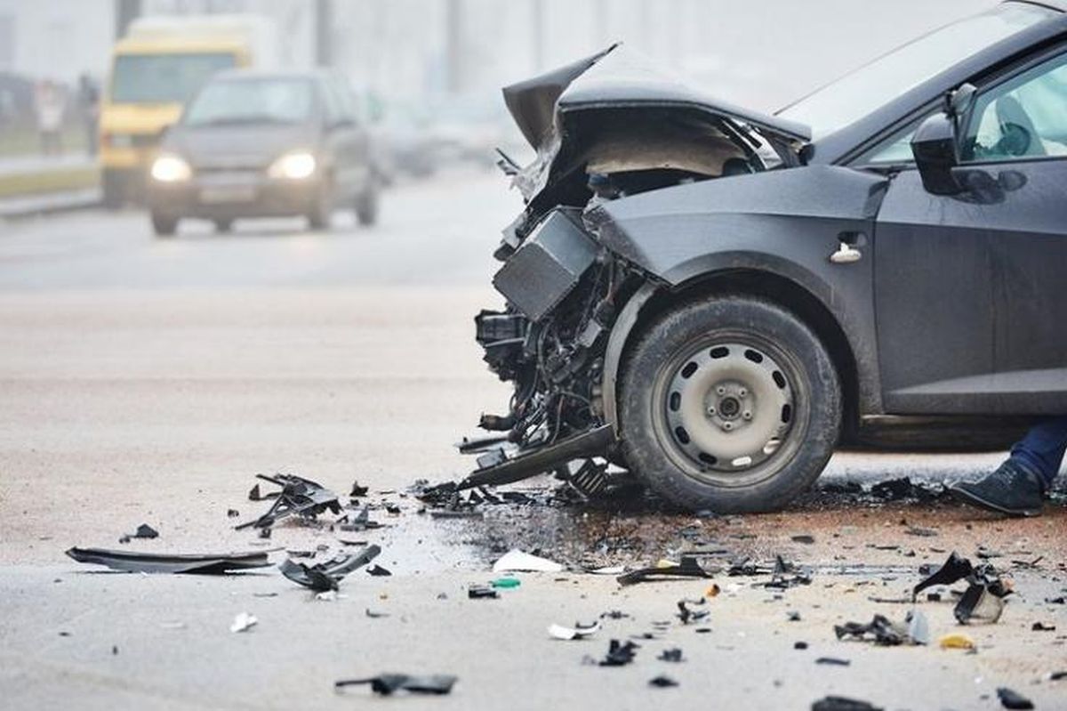 Sebuah mobil Toyota Fortuner rusak parah setelah diamuk massa di Jalan KH Mas Mansyur, Tanah Abang, Jakarta Pusat, dipicu perselisihan di jalan raya.