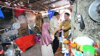 Menteri Dalam Negeri Tito Karnavian saat meninjau program pembangunan atau perbaikan rumah bagi masyarakat berpenghasilan rendah, menunjukkan komitmen pemerintah dalam pemenuhan hunian layak.