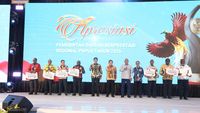 Perwakilan pemerintah daerah dari Tanah Papua menerima penghargaan dari Kementerian Dalam Negeri atas capaian kinerja pembangunan dan tata kelola pemerintahan.