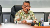 Seorang pekerja sedang mengawasi proses produksi di pabrik yang menggunakan gas bumi sebagai sumber energi. Kemenperin menyoroti implementasi HGBT yang belum optimal mengancam daya saing industri nasional.